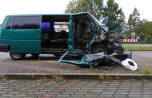 Polska: Kierowca busa wjechał w ciężarówkę. 8 osób ciężko rannych