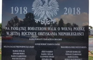 Tablica poświęcona bohaterom walk o Polskę z nazwiskami radnych....