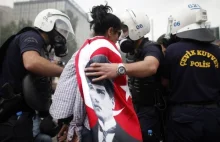 Turcja. Policja oblewa demonstrantów wodą z kwasem