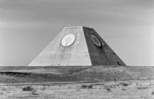 Dlaczego Amerykanie zbudowali Piramidę pośrodku niczego? (eng) - zdjęcia