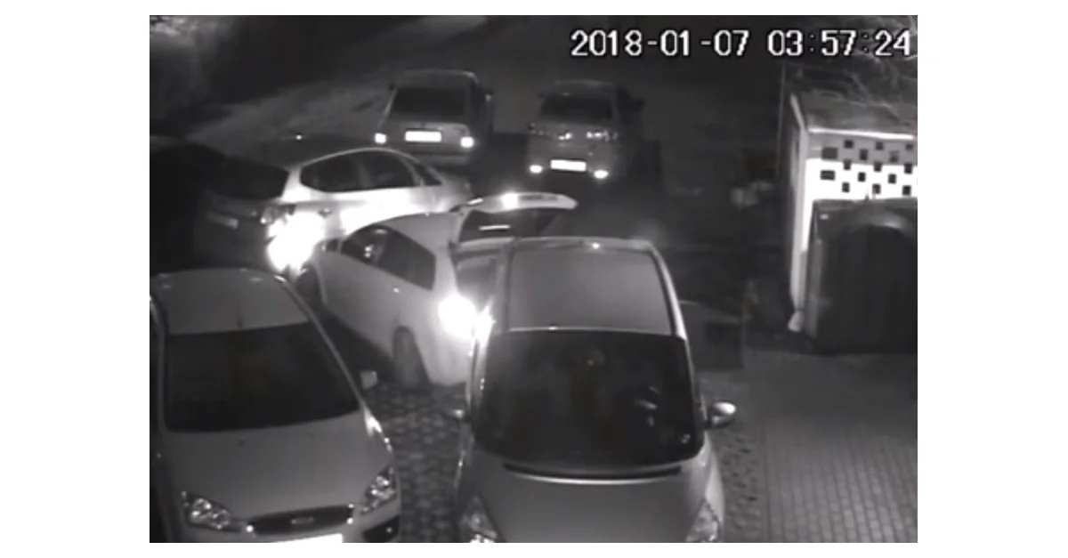 Kraków mężczyzna wyjeżdża z parkingu i taranuje 17