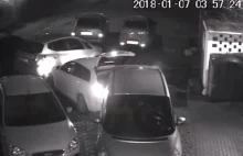 Kraków: mężczyzna wyjeżdża z parkingu i taranuje 17 samochodów. Jest filmik