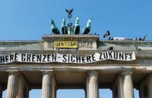Antyimigracyjny protest w Berlinie.Na Bramie Brandenbuskiej zawisły transpaenty: