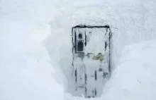 Ekstremalne warunki na Śnieżce Ewakuacja pracowników poczty.