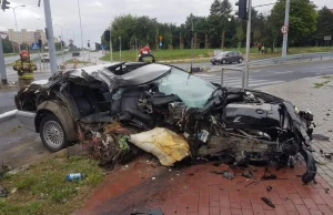 Pirat w BMW rozbił się na słupie. Próbował atakować świadków i ratowników