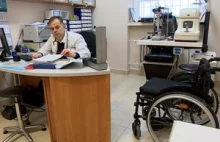 Niepełnosprawny lekarz stracił pracę. Pracował w niej 35 lat!