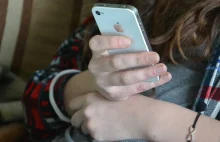 Francja wprowadza zakaz wnoszenia smartfonów do szkół. Co z Polską?