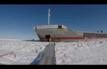 Pilot wsiada na statek zimą