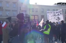 Na manifestacji KOD w Lublinie ZHAŃBILI znak Polski Walczącej