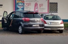 Bała się, że bardziej przytrze auto wezwała na miejsce policję (foto)