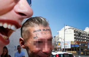 Bezdomny z Polski za 100 euro dał sobie zrobić tatuaż na czole