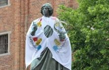 Toruń przegrał zakład. Kopernik już w koszulce Bydgoszczy. Zobacz wideo