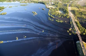 Katastrofa w Rosji. 130 000 tysięczne miasto zatopione w ropie naftowej!