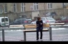 Chłopiec na przystanku w Norwegii
