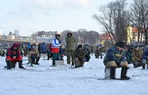 Jak bezpiecznie łowić ryby spod lodu? Kilka porad mogących uratować Wasze życie.