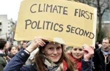 Polacy podpisują umowę mającą zmienić plan jak działać przeciw zmianie klimatu.