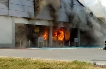 Pożar Lidl w Radomsku. Kłęby dymu nad sklepem - wideo