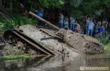 Z rzeki wyciągnięto czołg T-34/76 | Video