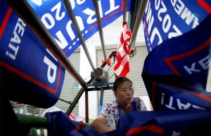 Chińska fabryka produkująca flagi Trump 2020 - Keep America Great!