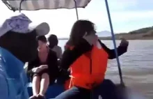 Hipopotam atakuje łódkę