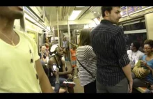 Piosenka z Króla Lwa zaśpiewana w metrze