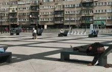 Bezdomni wylegują się na placu za 38 milionów