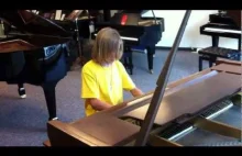 Nastolatek na pianinie wykonuje cover...