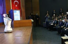 Robot przeszkadza w trakcie przemówienia tureckiego ministra w Ankarze.