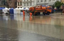 Kraków jak Wenecja. Rynek Główny zalany po ulewie