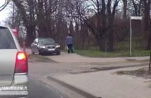 Audi kontra pieszy. Cwaniak omija korek chodnikiem! (Zobacz film