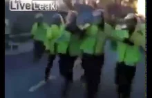 Policjanci uciekają przez muzułmanami