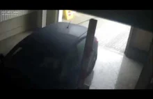 Kobieta pokazuje jak się wyjeżdża z garażu