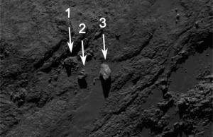 Trzy tajemnicze głazy na powierzchni komety