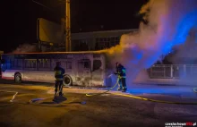 Pożar autobusu MPK na ulicy Sabinowskiej. W akcji 4 zastępy PSP. Częstochowa