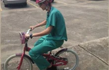 Chirurg rowerkiem dziecięcym omija korki by zdążyć na operację!