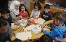 Niemcy zatrudnią 8500 nauczycieli języka niemieckiego żeby nauczać uchodźców.
