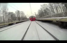 Rosyjski narciarz i... kulig za pociągiem