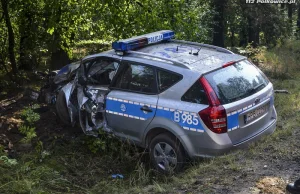 Policjantka jechała za szybko wjechała w drzewo Helikopter zabrał ją do szpitala