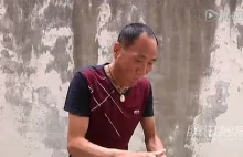 Chiński mistrz Kung-fu rozpala trociny ustami
