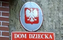 Ciężkich dziewięć lat w domu dziecka, siedem poza nim.