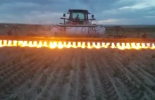 Traktor wyposażony w miotacze ognia zadba o eko-uprawy