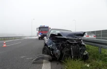 Wypadek na A4 koło Bochni. Kierowca wypadł przez okno i zginął