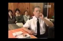 Policjant demonstruje jak palić z lufki