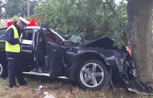 19-latek rozbił audi A8 na drzewie. Dwie osoby nie żyją