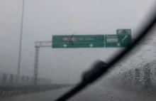 Kierowcy zatrzymali swoje samochody w czasie deszczu na S12/S17