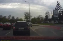 Debil w BMW pędzi po chodniku.