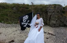 Amanda Sparrow Large rozwodzi się z duchem haitańskiego pirata (wideo)