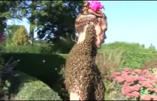 Kobieta "ubrana" w pszczoły popija herbatkę jakby nigdy nic