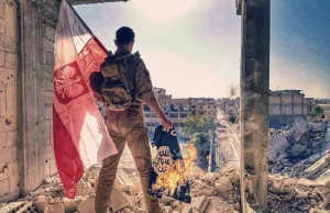 Polski żołnierz palący flagę ISIS na głównej stronie Reddita