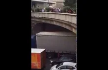 Paryscy taksówkarze rzucają kamieniami w samochody Ubera